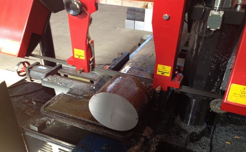 通道卧式带锯床加工时出现明显振荡如何排查？